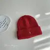 Chapéu de Lã Estilo Coreano com Bordado de Letra, Furos Pequenos, Rua Personalizada, Novo Chapéu Versátil de Outono e Inverno, Chapéu de Tricô Quente