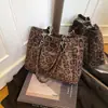 Bolsa Tote Estampa de Leopardo para Mulheres, Grande Capacidade, Nova Bolsa de Ombro Versátil de Camurça Outono e Inverno, Bolsa Tote para Aula de Estudante