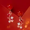 Brincos Exclusivos e Modernos de Ágata Vermelha com Peixe Koi para Mulheres, Luxo Leve, Alto Padrão, Elegantes, Festivos, Joia de Orelha Popular Estilo Chinês