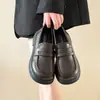 Moda 2026 nuevo modelo estilo británico suela gruesa tacón grueso retro para aumentar altura mocasines slip-on para mujer zapatos de cuero versátiles