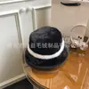 Gorro, gorro de pescador, gorro versátil para otoño e invierno, cálido y a prueba de viento, gorro esponjoso, hace que la cara se vea más pequeña, gorro de mujer, gorro de pescador de felpa transfronterizo