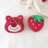 Lindo Broche de Oso Fresa de Peluche DIY Decoración para Ropa Bolsas Regalo de Acompañamiento Pinza para el Cabello Diadema Accesorios para el Cabello Accesorios