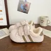 Zapatillas de entrenamiento alemanas con terciopelo para mujer invierno 2026 muy bonitas de velcro sin cordones engrosadas cálidas de doble algodón zapatos de estudiante blancos