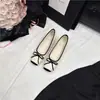 Sapatilhas de Ballet Patchwork com Laço para Aumentar a Altura em 5cm para Mulheres, Novo Estilo 2026, Sapatos Mary Jane Planos com Bico Quadrado Inspirados na Chanel