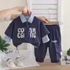 Ropa para Niños Conjunto de Ropa de Otoño para Niños 2026 Ropa Nueva de Primavera y Otoño Bebé Niños Lazo de Letra Conjunto de Tres Piezas Venta al por Mayor