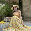 Impresionante Conjunto de Dos Piezas para Mujer con Vestido de Traje de una Sola Hombro tipo Bandeau con Estampado Floral y Falda de Isla Atmosférica