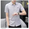2026 Novo Estilo de Verão Camisa Masculina Listrada Fina de Manga Curta para Homens e Adolescentes, Corte Slim, Camisa Casual Moderna e Bonita