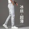 Jeans para hombre de alta gama en color gris claro, corte recto slim moderno, nuevos pantalones para hombre de color claro 2026, estilo primavera-verano, lujo ligero premium