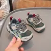 Novos Sapatos de Caminhada para Bebê Outono 2026, Antiderrapantes e Resistentes ao Desgaste, Fáceis de Calçar e Tirar com Fechamento em Velcro, Versáteis e Confortáveis, Adequados para Meninos, no Estilo dos Sapatos Forrest Gump