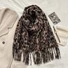 Bufanda con borlas de leopardo retro, estilo Spice Girl, estilo dulce y fresco de Niche Design para mujer, chal grueso de otoño e invierno de 2024.