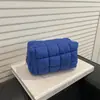 Bolso de mano de color liso, moderno y sencillo, para mujer, Nuevo y moderno para el invierno 2026, Versátil, Elegante, Bolso acolchado de cuadros