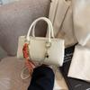 Bolso pequeño con textura popular de este año para mujer primavera y verano 2025 nuevo bolso de mensajero de un solo hombro bolso cuadrado pequeño portátil informal coreano