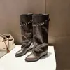 Novas Botas Longas Versáteis Outono 2026 para Mulheres com Rebites, Franzidos e Fivela de Cinto, Botas Estilo Calça de Pernas Largas