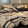 Conjunto de cama de quatro peças em gaze de camada dupla estilo nórdico, adequado para dormitórios estudantis, camas de solteiro ou casal, incluindo uma capa de edredom e um lençol de cama, e pode ser usado em todas as quatro estações