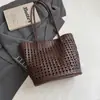 Bolso Cesta Tejido de Moda y Estilo con Diseño Hueco, Alto Valor Estético, Bolso de Hombro Tipo Tote, Moderno y Único, Bolso de Axila de Gran Capacidad