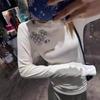 Camiseta de Manga Longa com Cruz de Letras Sânscritas para Mulheres Início da Primavera Novo Clássico Versátil Moda Nicho Tendência