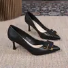 Nuevos zapatos de tacón alto de cuero suave de moda europea y americana para primavera y otoño para mujer, tacón medio, boca poco profunda, punta fina, tacones de aguja, zapatos de trabajo profesionales para mujer