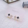 Exquisitos pendientes de pétalos de cuatro hojas con aguja de plata y estrella de cinco puntas con diamantes de imitación, pendientes de personalidad de moda, pendientes compactos y dulces al por mayor