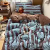 Conjunto de quatro peças em veludo de leite grau A, apresentando capa de edredom em flanela dupla face de fleece coral espessa, lençol de cima e lençol com elástico - um conjunto de cama de três peças