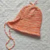 Gorro de lana de otoño e invierno para mujer, estilo coreano, con costuras en contraste de colores y aspecto facial, tejido pequeño, con correa y orejeras cálidas en la puntera.