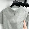 Camiseta con Cuello Alto y Cremallera Estilo Old Money, Peso Alto, No Deformable, Media Cremallera, Diseño de Verano de Moda, Corte Regular en Hombros, Manga Corta, Venta al por Mayor