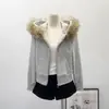 Jaqueta Curta com Gola de Pelo Preta Feminina 2026 Novo Estilo Coreano Elegante Roupa Emagrecedora Petite Jaqueta Curta Acolchoada com Veludo