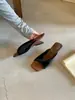 Temporada del Primer Encuentro: Dos sandalias de plataforma abiertas de terciopelo acolchado de tacón alto para verano, versátiles para el uso diario, con punta cuadrada y diseño retorcido