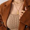 Cadena de clavícula con colgante cuadrado de 26 letras estilo hip hop de azúcar, acero de titanio PVD chapado en oro de 18 quilates, joyería europea y americana al por mayor