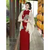 Foto real de conjunto de dos piezas de cheongsam elástico bordado de bambú rojo con mangas cortas + chal, nuevo vestido de compromiso estilo chino 2026 para mujer
