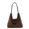 Bolso de felpa para mujer, nueva moda de otoño 2026, bolso de hombro de moda para llevar debajo del brazo, bolsa de mano tipo tote de gran capacidad para el día a día