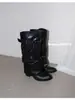 Botas largas versátiles de punta fina de alta costura con remaches negros, detalles plisados, hebilla de cinturón y pierna ancha