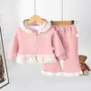 Elegante Conjunto de Dos Piezas con Capucha de Encaje y Pantalones Acampanados para Niñas Pequeñas, Temporada de Primavera y Otoño