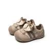Sapatos infantis para caminhar, com sola macia, antiderrapantes e fecho de velcro, apresentando um design de laço fofo, cabedal em malha respirável e um estilo esportivo, perfeitos para o outono