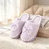 Pantuflas de algodón afelpado con lazo de encaje para mujer, pantuflas peludas cálidas de suela gruesa para interior para otoño e invierno, lindo estilo femenino