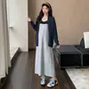 Moda gestante para primavera e outono: novo conjunto de duas peças com vestido de tricô suspensório + cardigã, vestido longo tipo colete em blocos de cor que esconde a barriga e emagrece para usar como peça externa