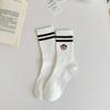 Calcetines para mujer de primavera y otoño hasta media pantorrilla a rayas bordados deportivos calcetines de moda nuevos de dibujos animados calcetines colegiales lindo mono calcetines combinables