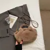Nuevo bolso de un solo hombro para otoño e invierno, con un diseño ligero de felpa, de moda para mujeres en 2026, minimalista, lujoso y único, adecuado para ir al trabajo y se puede llevar como bolso cruzado