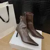 Botines marrones, nueva colección otoño/invierno 2025, estilo retro europeo y americano, versátiles, ajuste estilizado, tacón de aguja, punta fina, botines de tacón alto para mujer