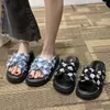 Novas Pantufas Femininas de Solado Grosso 2026, Tamanho Grande, Xadrez Jeans, Tira Cruzada, Estilo Europeu e Americano, Sandálias Casuais para Exterior