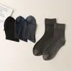 Novas meias masculinas color block para primavera/verão, finas e respiráveis, versáteis para uso casual e de negócios, apresentando um design de malha de dupla camada e um ajuste solto