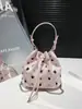 Bolso Cubo de Nicho Súper Popular Transfronterizo para Mujer 2025 Nuevo Estilo Punk Europeo y Americano Bolso Bandolera con Remaches Bolso Cruzado