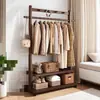 Perchero para uso doméstico, adecuado para dormitorios, un diseño simple, independiente y de pie, modelo nuevo, no hecho de madera maciza y ahorrador de espacio