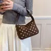 Bolso lonchera moderno y versátil con remaches, bolso de mano para ir al trabajo, bolso de hombro para mujer, nicho otoño moda escarchada 2026 nuevo modelo