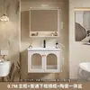 Sencillo tocador de baño rústico estilo francés, que incluye un mueble para lavabo y lavabo integrado