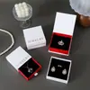 Set de joyero de alta gama con veta de madera en esquema de colores rojo y blanco, incluyendo un anillo, pendientes y pulsera, con diseños en relieve; cajas de joyería al por mayor