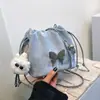 Bolso de cadena pequeño popular para mujer de este año 2024 nuevo diseño de nicho bolso cruzado de mariposa bolso de cubo de hombro con cordón