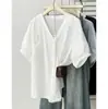 100 kg Nuevo Estilo de Verano para Niñas Tallas Grandes: Elegante Camisa de Retazos Calados con Cuello en V y Manga Corta, Top Ligero Casual para Mujer 0448