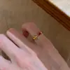 Anillo Popular de Xiaohongshu Estilo Francés Vintage Flor de Lirio Dorada Cola de Esmeralda con Corindón Rojo Estilo de Corte y Diseño Brillante