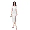 Vestido Formal Branco com Decote V Ombro a Ombro Manga Curta com Ajuste na Cintura Fenda Lateral Comprimento Midi Luxo Leve Elegante para Festa Bodycon