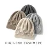 100% Cachemira Otoño/Invierno 2026 Nuevo Gorro de Punto para Mujer Casual Color Sólido Tejido de Trenzas Protección para los Oídos Cubre Cabeza Sombrero